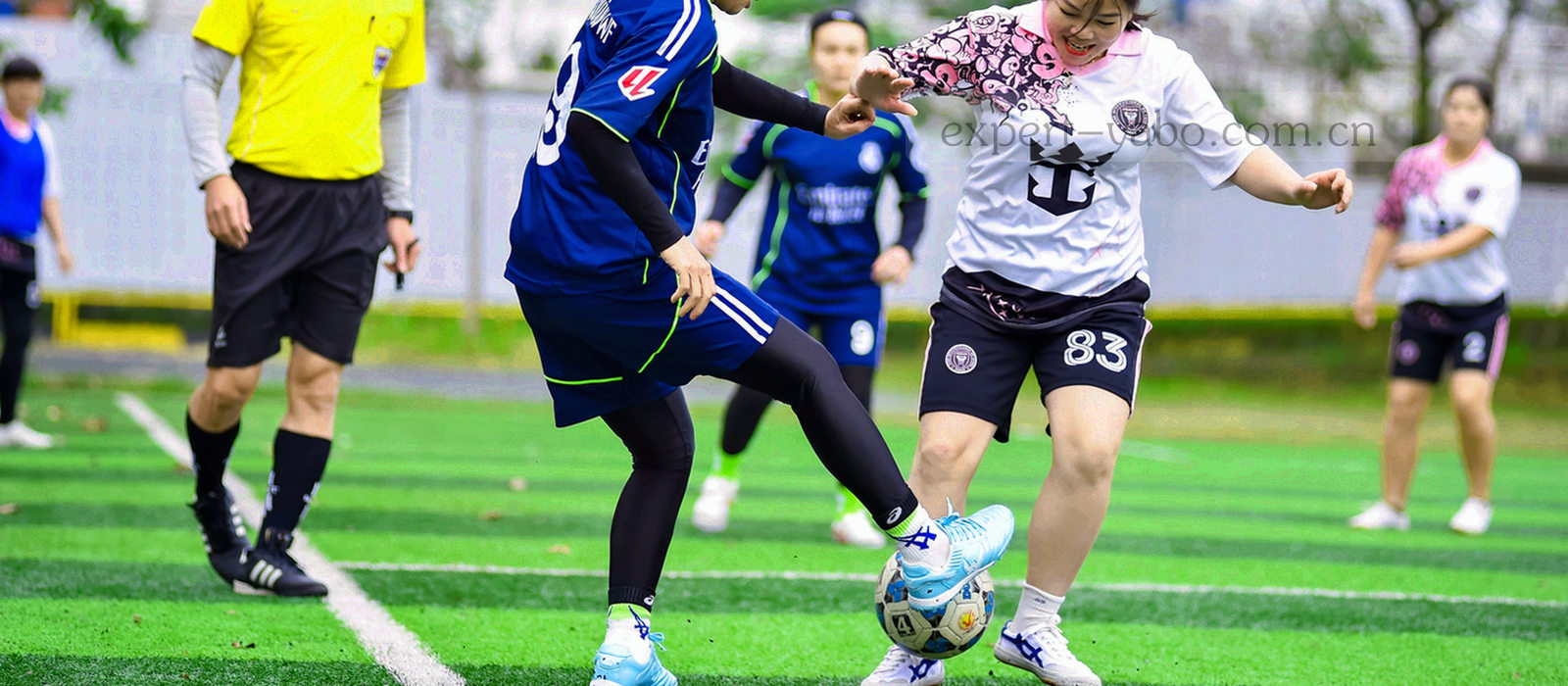 夜间球场俯拍视角，画面叠加深青色战术箭头与半透明数据网格，场地上没有人物面孔